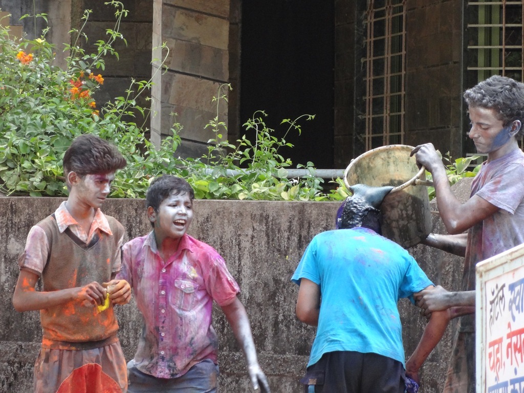boys_with_bucket